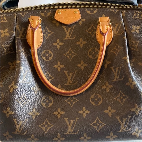 Eye catching 💓LV crossbody💓 - Picture 13 of 16